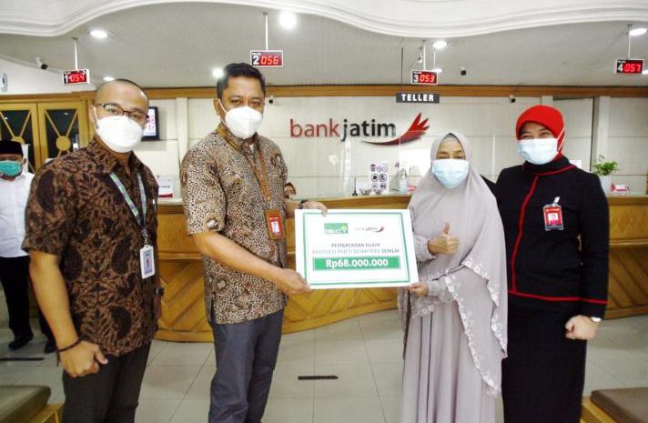  Perkuat Peran Asuransi, Equity Life Indonesia dan Bank Jatim Bayarkan Klaim Nasabah