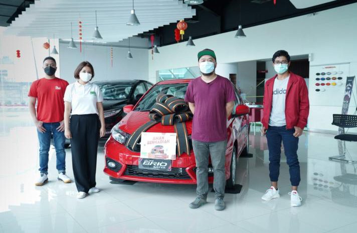  Equity Life Indonesia dan Home Credit Indonesia Serahkan Hadiah 1 Unit Mobil Program Pengundian AMAN Berhadiah