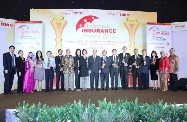  Equity Life Raih 2 Penghargaan Indonesia Insurance Award 2012