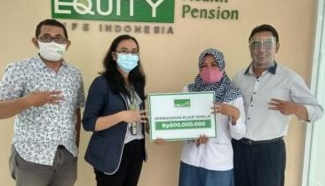  Kembali Penuhi Komitmen, Equity Life Indonesia Bayarkan Klaim Nasabah di Cirebon Rp500.000.000