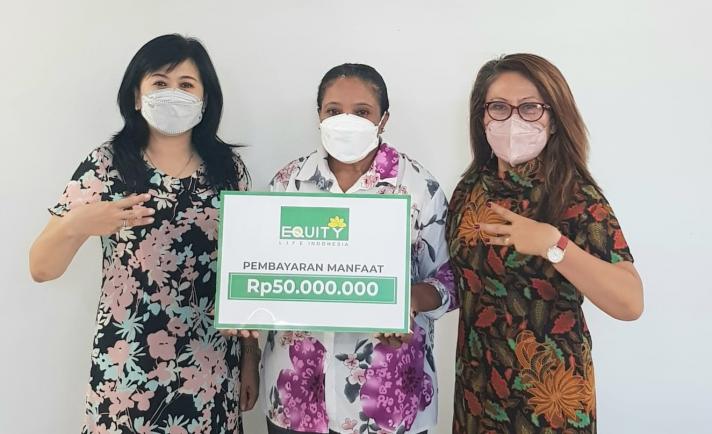  Equity Life Indonesia Bayarkan Manfaat Asuransi Nasabah di Timika