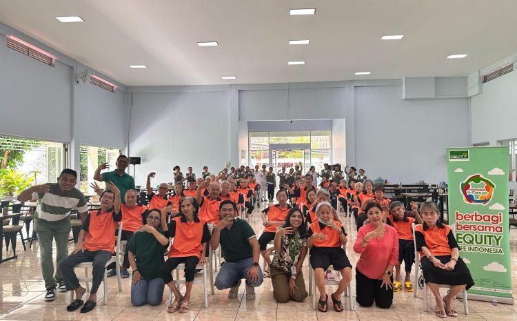  Equity Life Indonesia Berbagi Kebaikan dan Jalin Kebersamaan dengan Oma Opa di Panti Wreda Salam Sejahtera